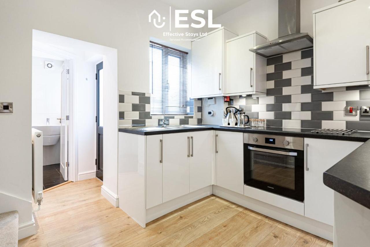 2 Bedroom Terrace Cottage, Parking, 5 Minutes Drive To Royal Shrewsbury Hospital Esterno foto